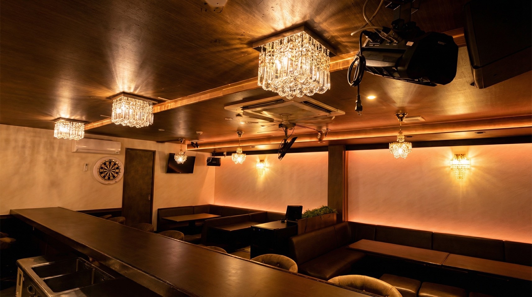 浜松で一番可愛いガールズバー店内のソファ席